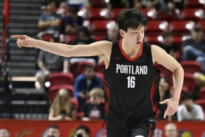 美记：杨瀚森潜力无限&amp;脚步灵巧&amp;技术全面 他的比赛风格像约基奇